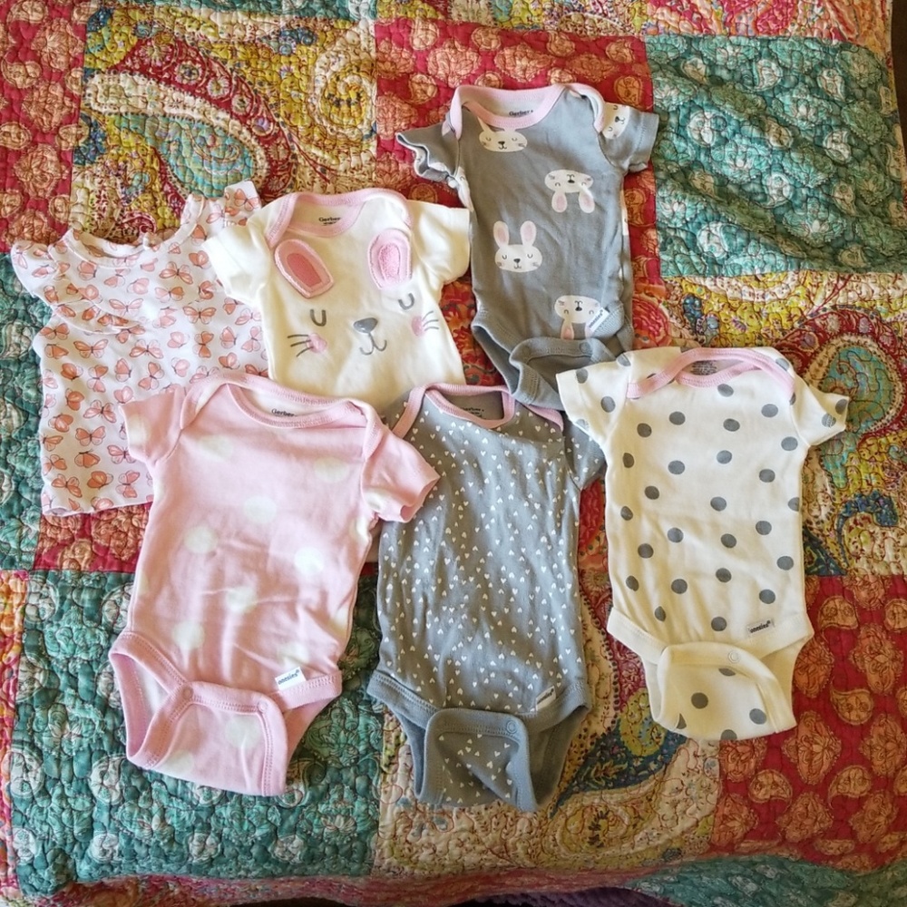 5 newborn onesies 1 newborn shirt